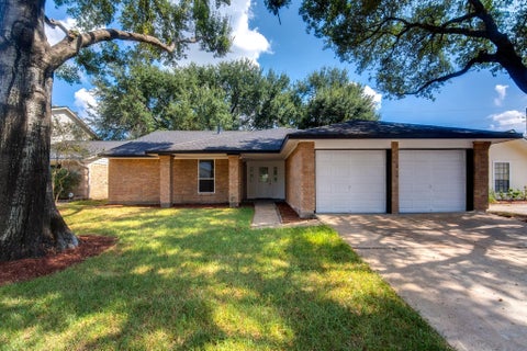 Photo of 9002 Enchanted Forest Drive, Houston, TX 77088 (MLS # 22789070)