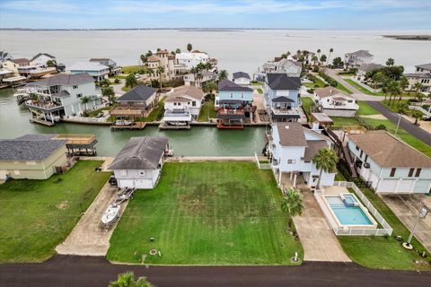 Photo of 1223 Maui Dr, Tiki Island, TX 77554 (MLS # 87004986)