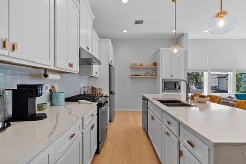 Tiny photo for 825 Martin Street, Houston, TX 77018 (MLS # 43909073)