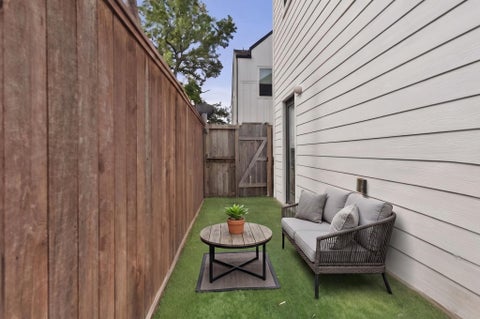 Tiny photo for 825 Martin Street, Houston, TX 77018 (MLS # 43909073)