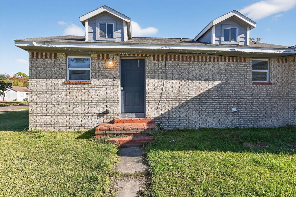 Photo of 1548 W 5th Street, Port Arthur, TX 77640 (MLS # 53568895)