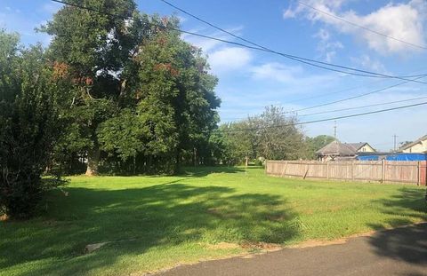 Photo of 515 Lake Charles Avenue, Port Arthur, TX 77640 (MLS # 90448934) Photo of 515 Lake Charles Avenue, Port Arthur, TX 77640 (MLS # 90448934)