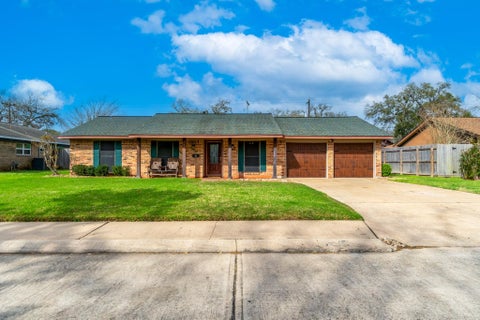 Homes For Sale - 542 Sycamore Street<br/> Lake Jackson, TX 77566