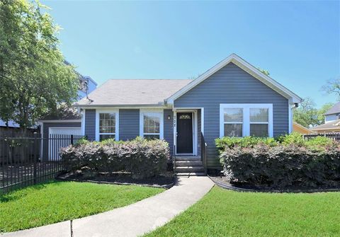 Photo of 728 E 13th St, Houston, TX 77008 (MLS # 26042644)