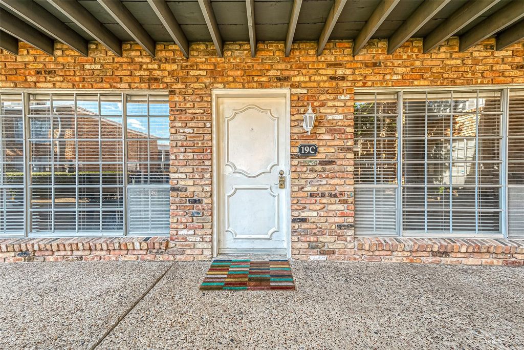 Photo of 2101 Fountain View Drive #19, Houston, TX 77057 (MLS # 52520586)