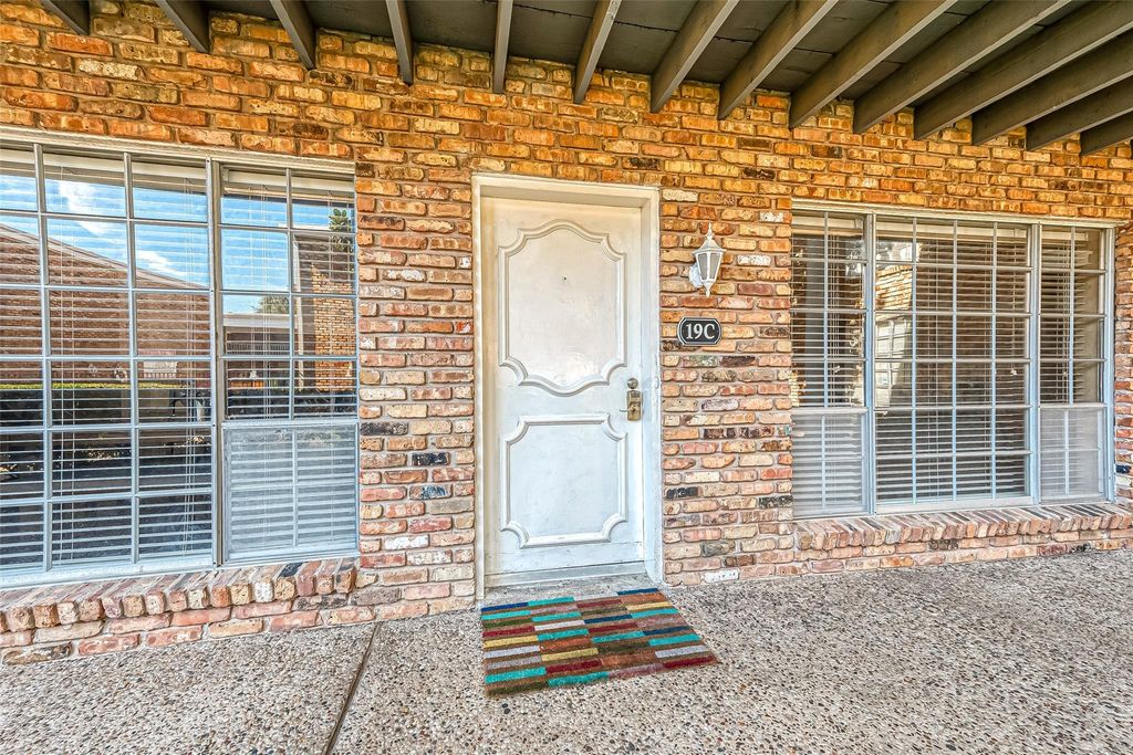 Photo of 2101 Fountain View Drive #19, Houston, TX 77057 (MLS # 52520586)