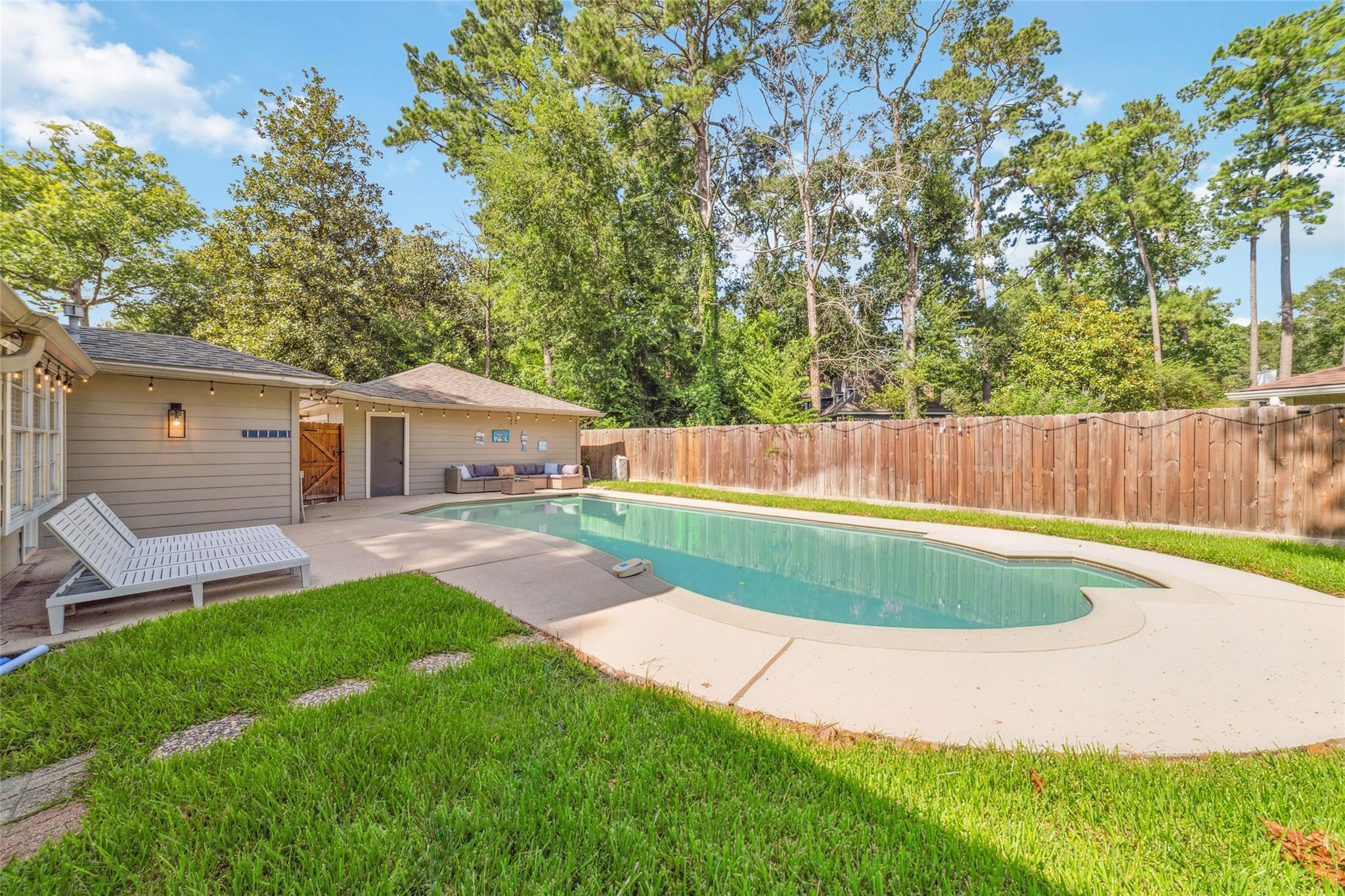 563 Landfall Ln
