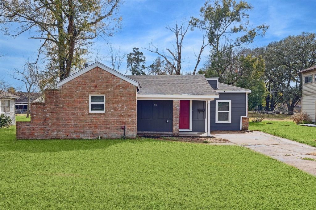 Photo of 710 E Magnolia Street, Angleton, TX 77515 (MLS # 80742159)