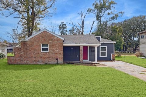 Photo of 710 E Magnolia Street, Angleton, TX 77515 (MLS # 80742159)