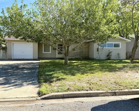 Homes For Sale - 216 Burnet Street<br/> Port Lavaca, TX 77979