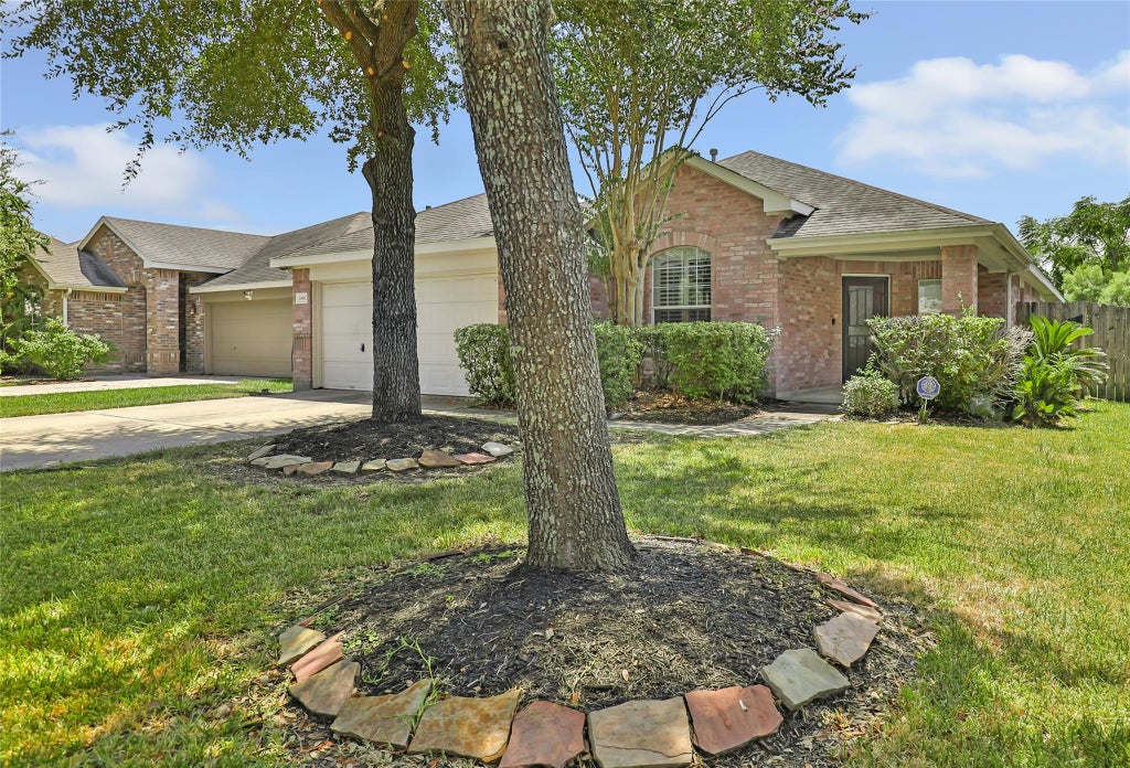 Photo of 16002 NE Sonoma Park Drive, Houston, TX 77049 (MLS # 95293971)