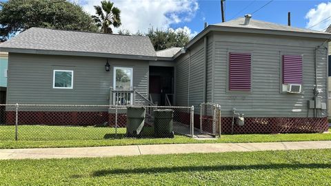 Photo of 1212 15th Street, Galveston, TX 77550 (MLS # 33284195)