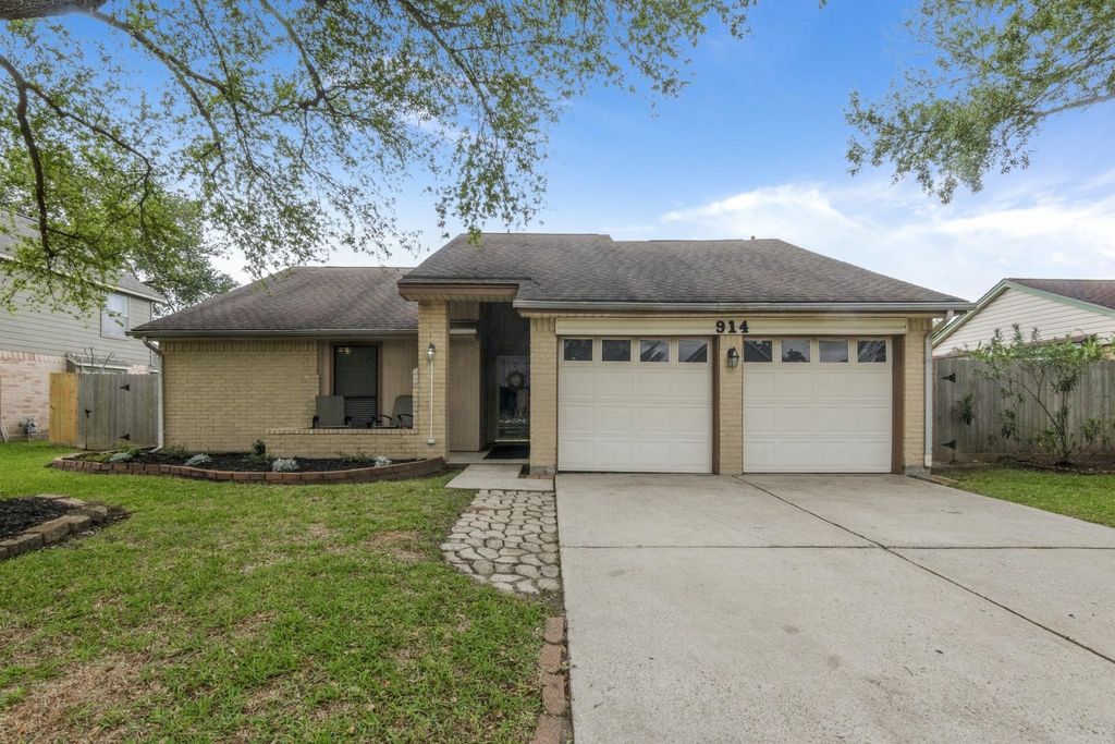Photo of 914 Briarwood Court, Deer Park, TX 77536 (MLS # 31218952)