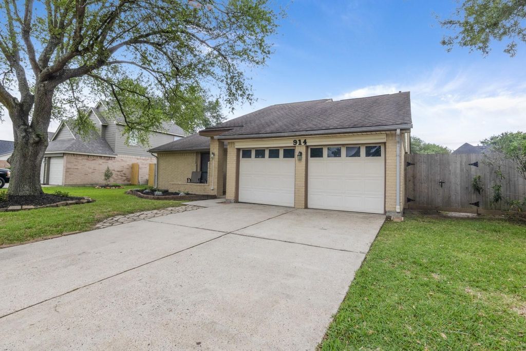 Photo of 914 Briarwood Court, Deer Park, TX 77536 (MLS # 31218952)