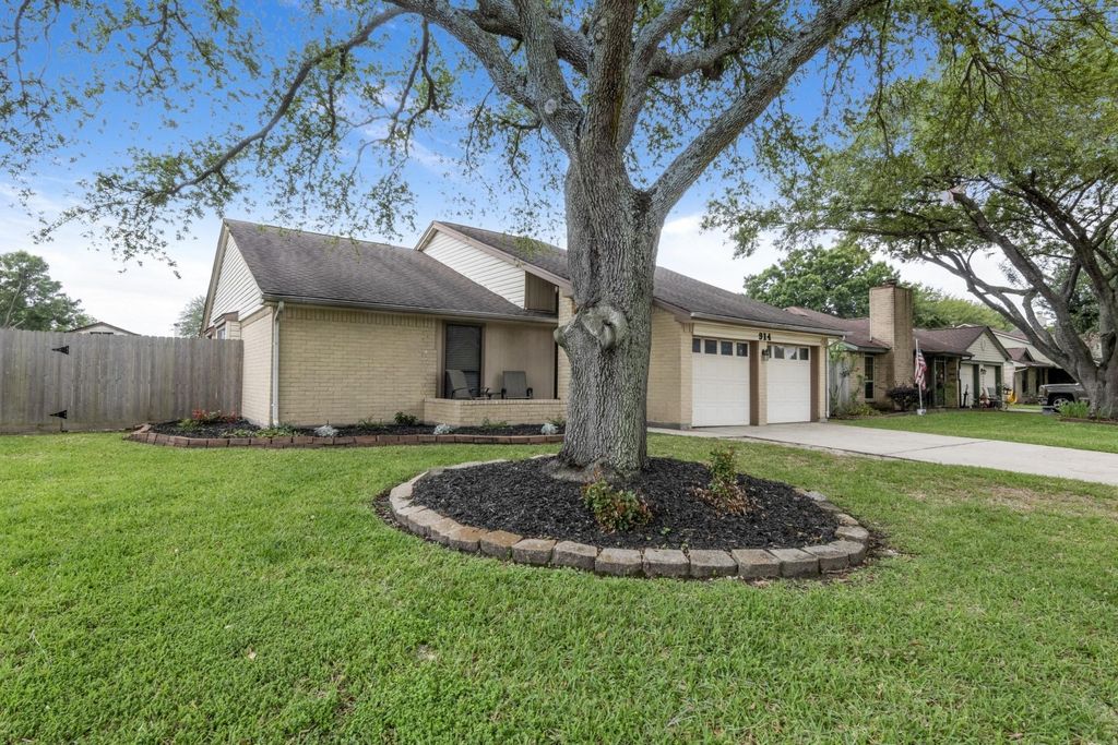 Photo of 914 Briarwood Court, Deer Park, TX 77536 (MLS # 31218952)