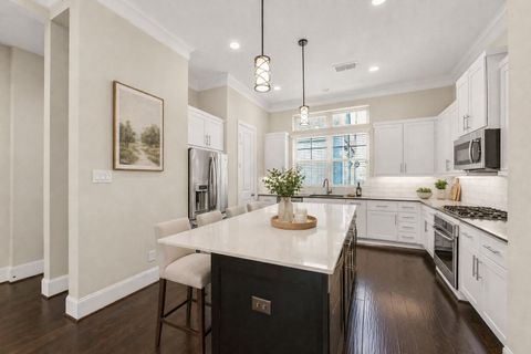 Photo of 734 N Shepherd Drive, Houston, TX 77007 (MLS # 78249374)