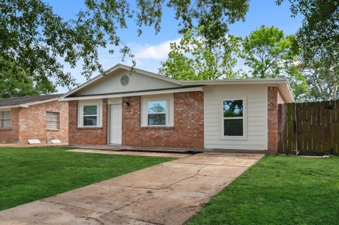 Photo of 1803 Cardinal Drive, League City, TX 77573 (MLS # 20438216)