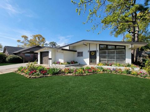 Photo of 2318 Ansbury Drive, Houston, TX 77018 (MLS # 42236067)