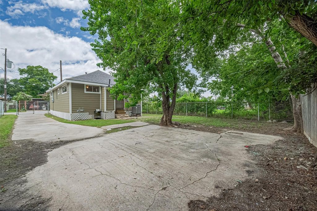 Photo of 3024 Brackenridge Street, Houston, TX 77026 (MLS # 42220788)