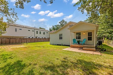 Photo of 807 Fisher Street, Houston, TX 77018 (MLS # 33671335) Photo of 807 Fisher Street, Houston, TX 77018 (MLS # 33671335)