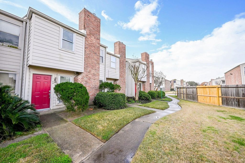 Photo of 3901 Woodchase Drive #48, Houston, TX 77042 (MLS # 96903944)