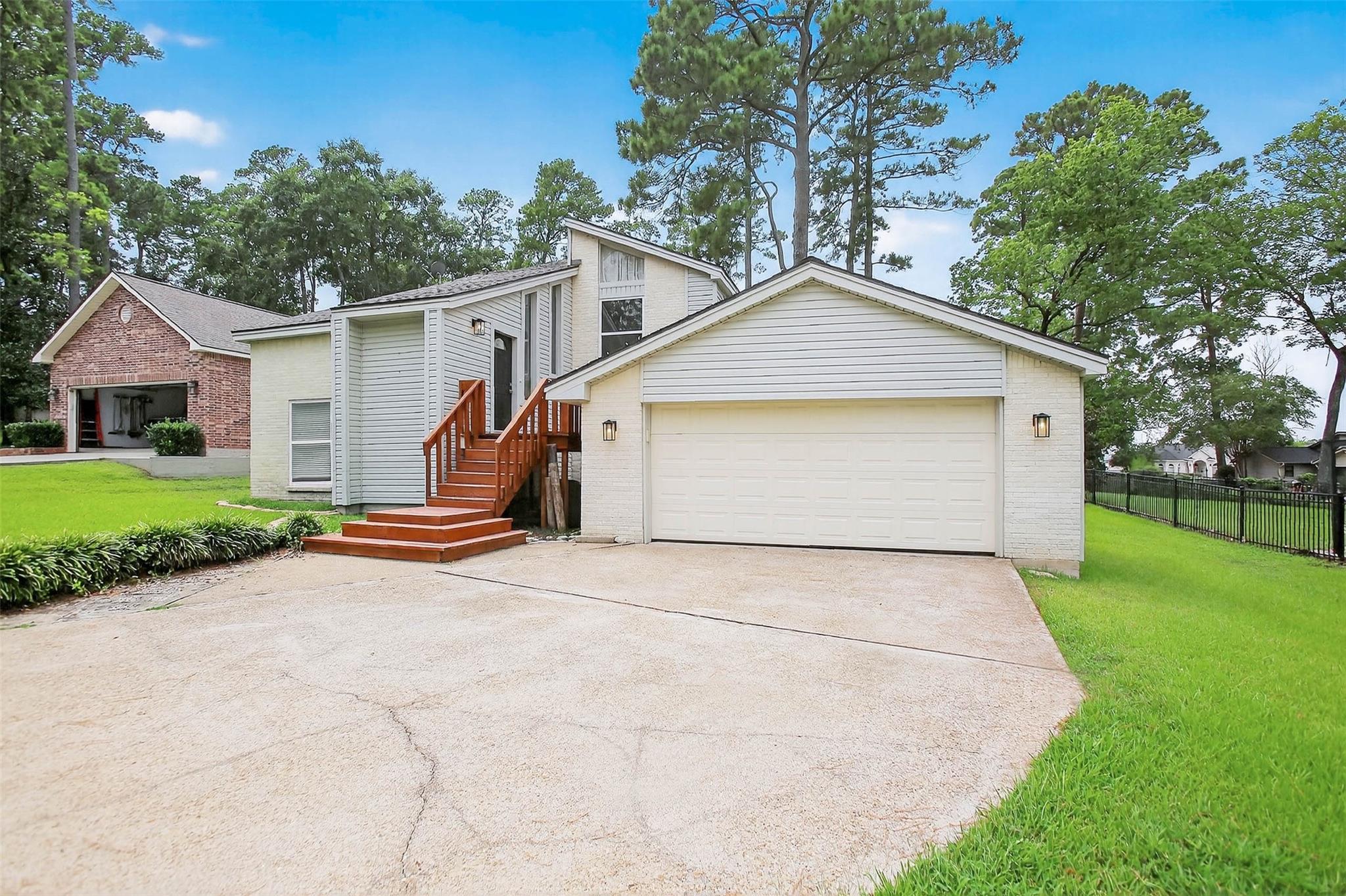 15207 Jamaica Drive