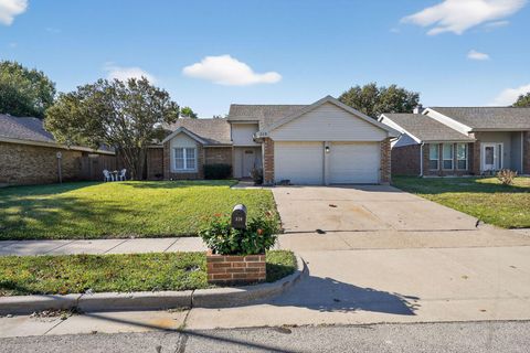 Photo of 310 Kalmia Drive, Arlington, TX 76018 (MLS # 15074795)