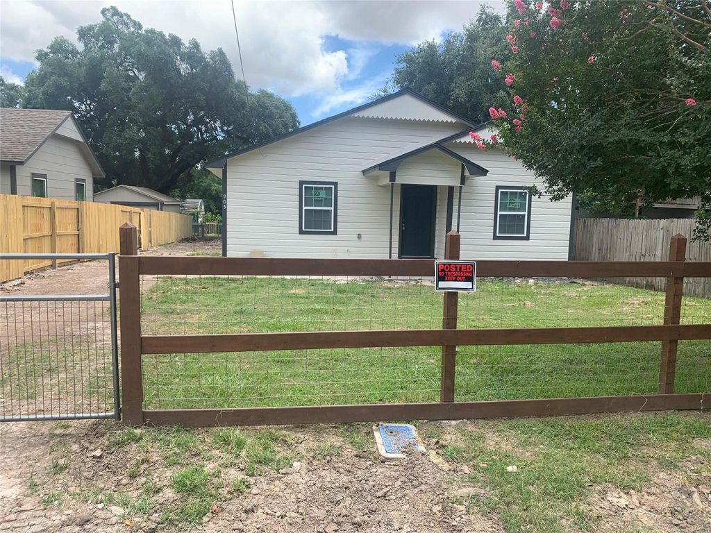 Photo of 905 San Jacinto Street, Highlands, TX 77562 (MLS # 68193525)