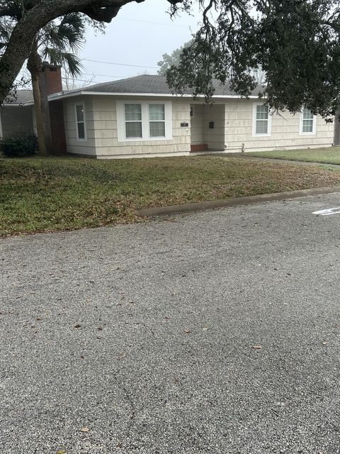 Photo of 118 Tarpon Avenue, Galveston, TX 77550 (MLS # 94853221)