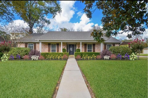 Photo of 13814 Lynnwood Lane, Sugar Land, TX 77498 (MLS # 92782555)