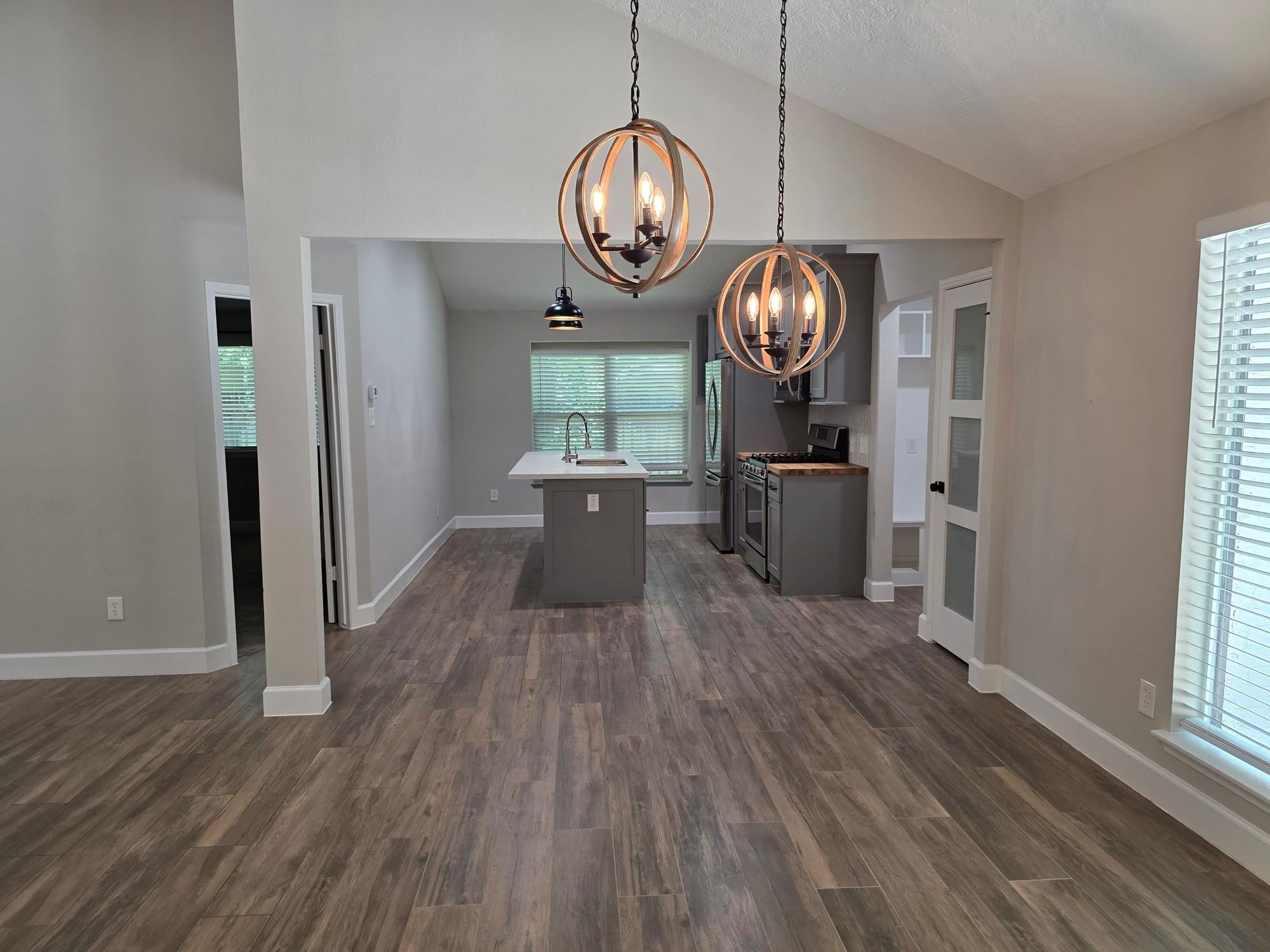 8 N Brook Pebble Court