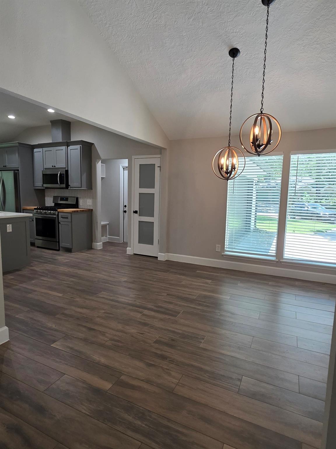 8 N Brook Pebble Court