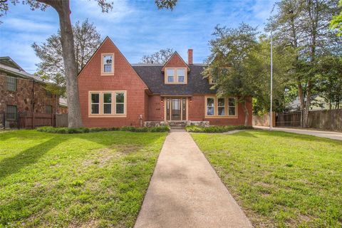 2010 Avenue N 1/2 Huntsville TX 77340