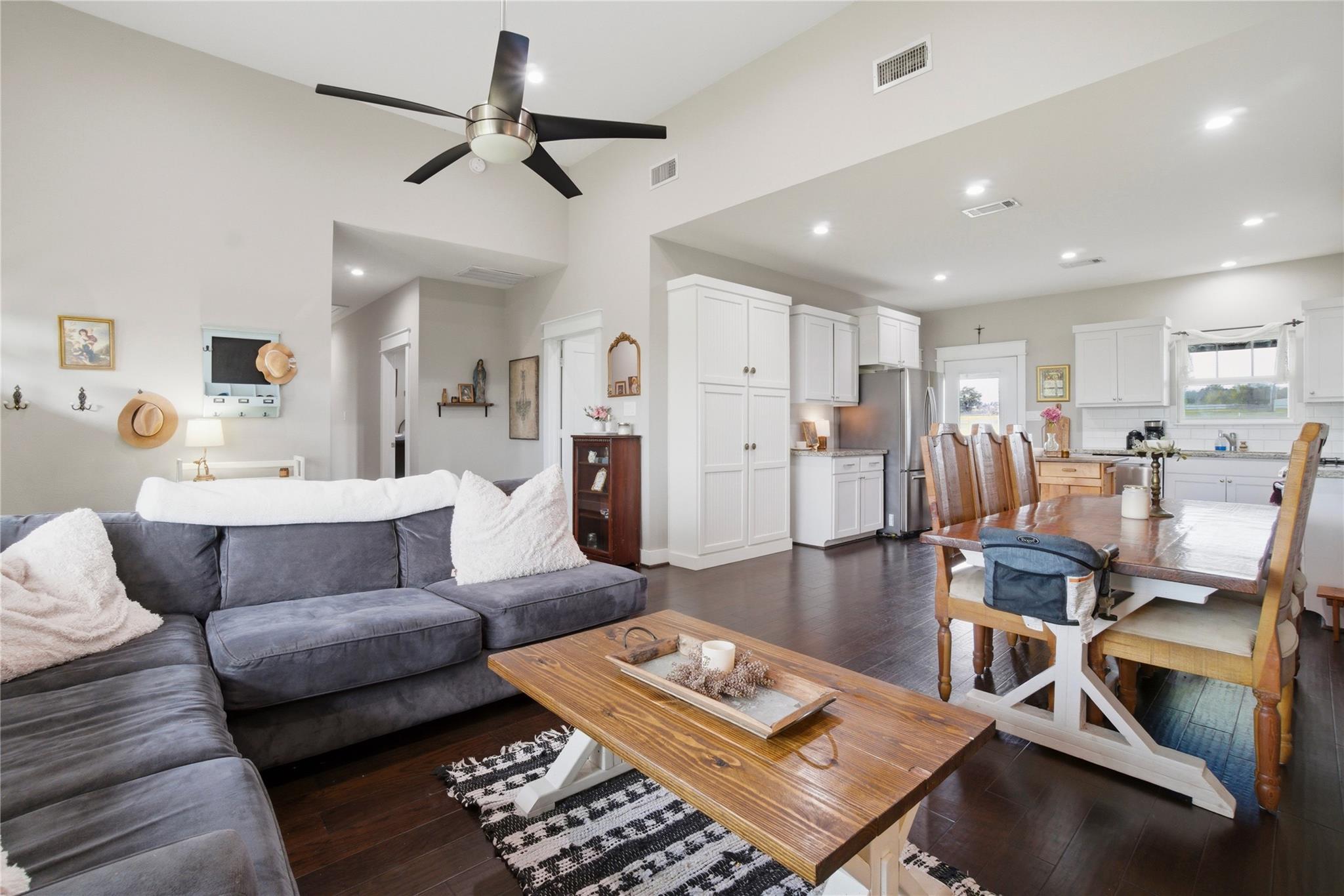 5037 Horseshoe Drive