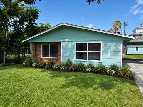 Photo of 529 E Shore Drive, Clear Lake Shores, TX 77565 (MLS # 65751926)