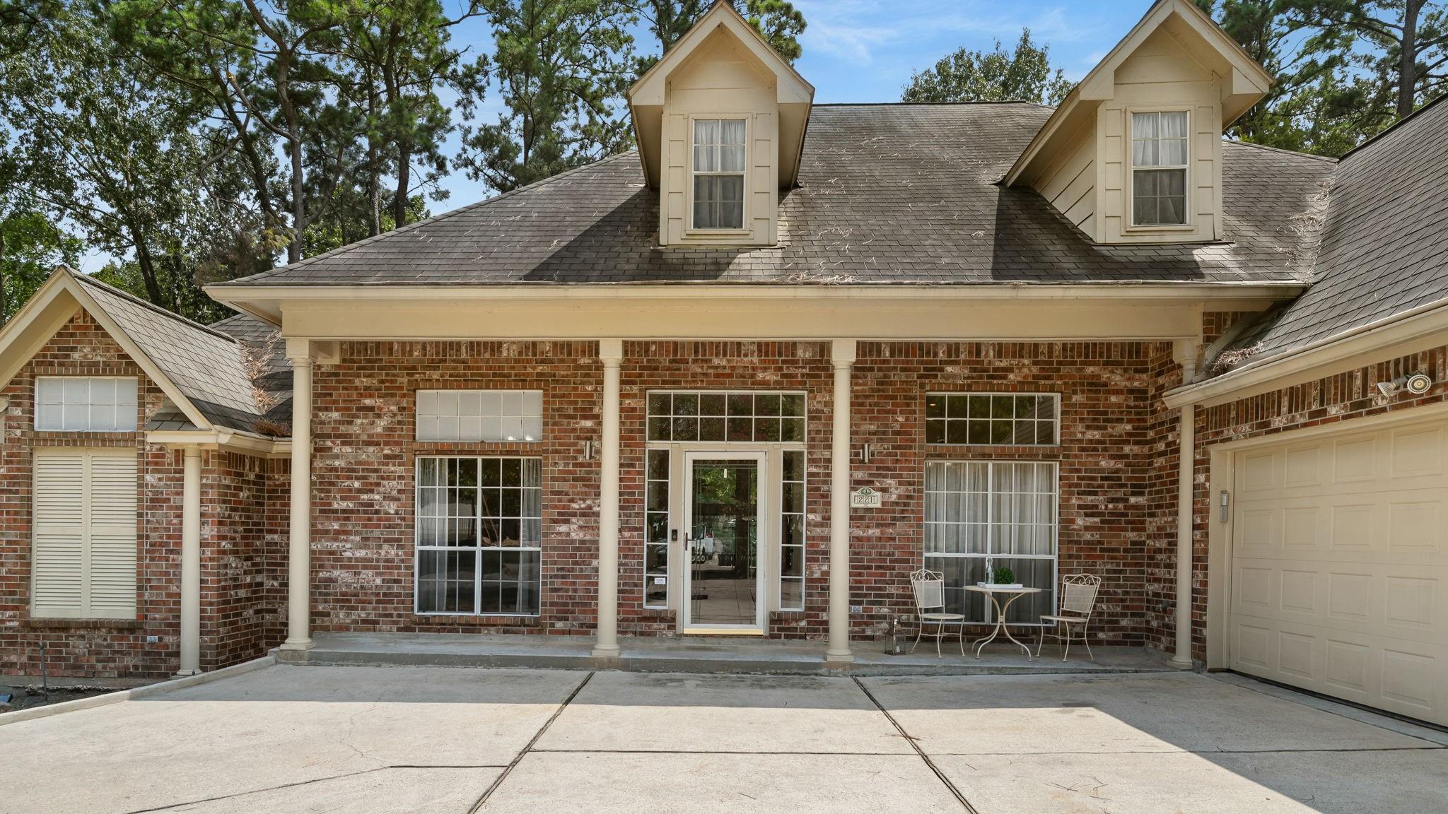 221 N Woodside Lane