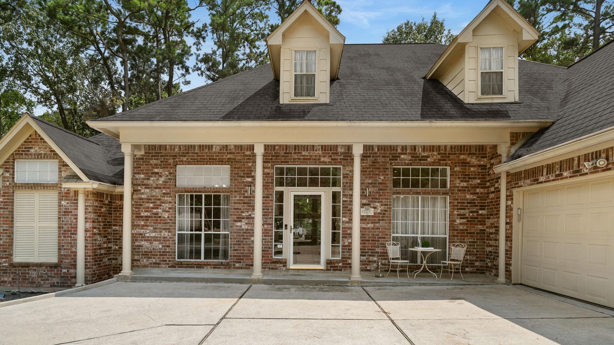 221 N Woodside Lane