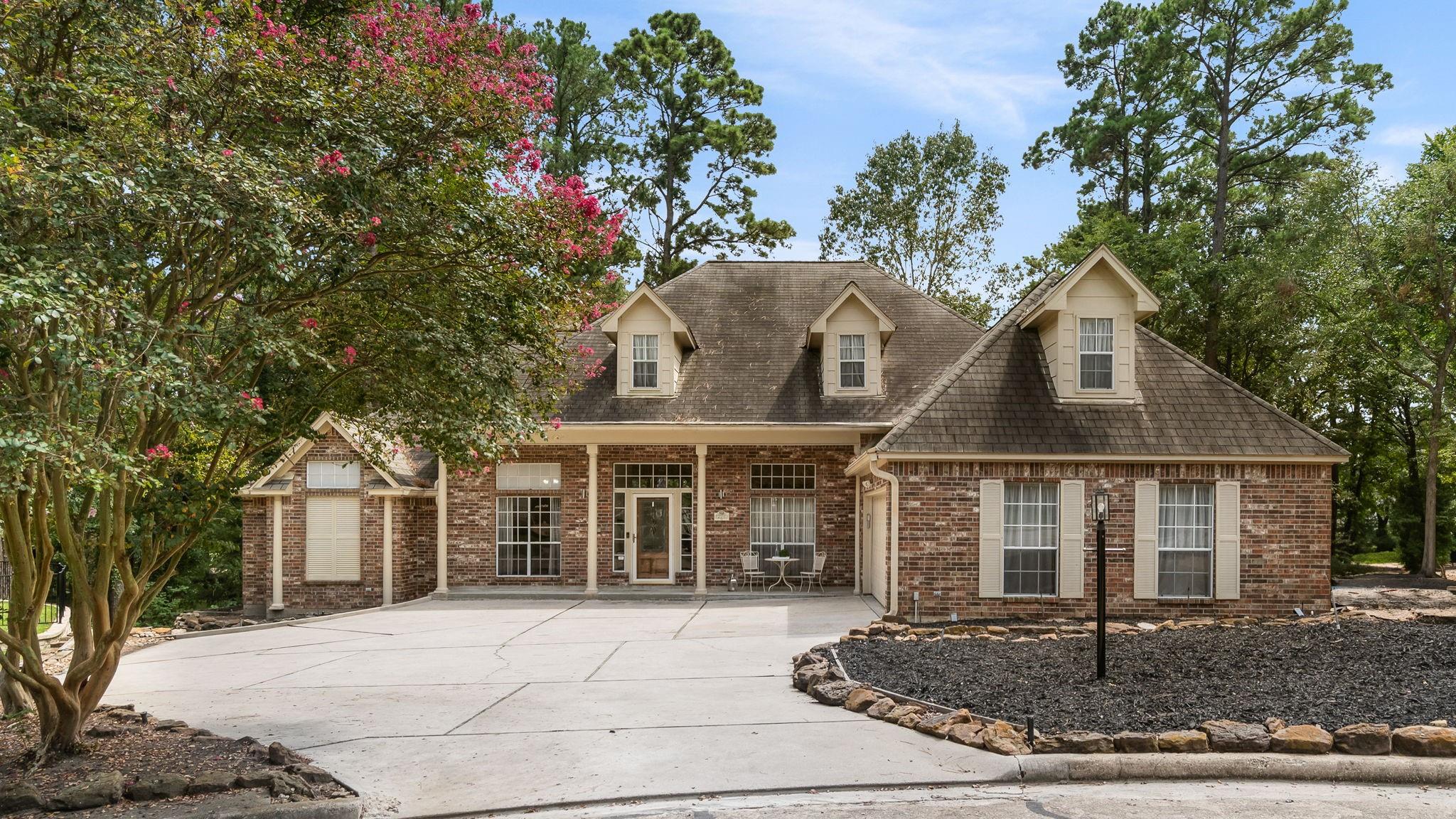 221 N Woodside Lane