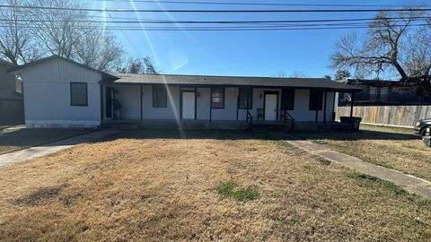 Photo of 904 Herbert AVE #D, Pasadena, TX 77506 (MLS # 21699130)