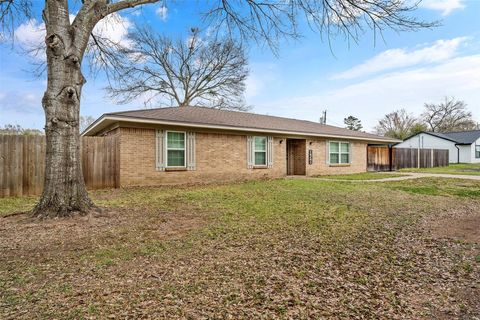 Homes For Sale - 956 Faircrest Drive<br/> Fairfield, TX 75840