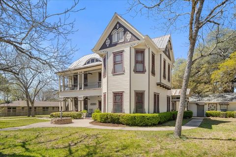 Homes For Sale - 501 W Moore Ave<br/> Lavaca County, Moulton, TX 77975