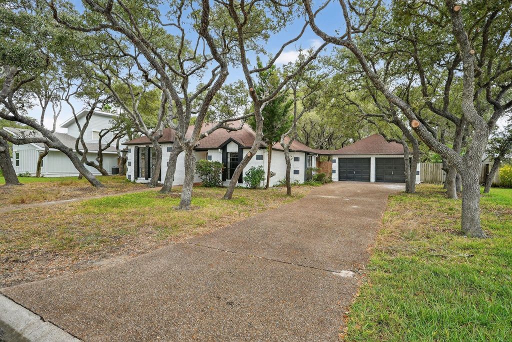 Photo of 107 Cherry Hills HLS, Rockport, TX 78382 (MLS # 70632058)