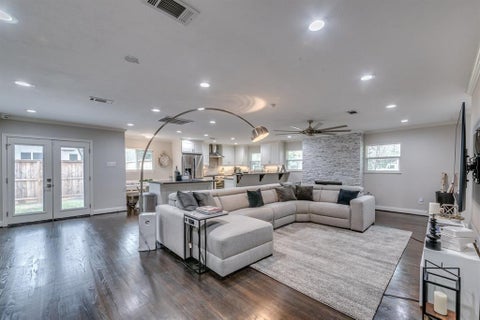Photo of 331 W 30th Street, Houston, TX 77018 (MLS # 96483940)