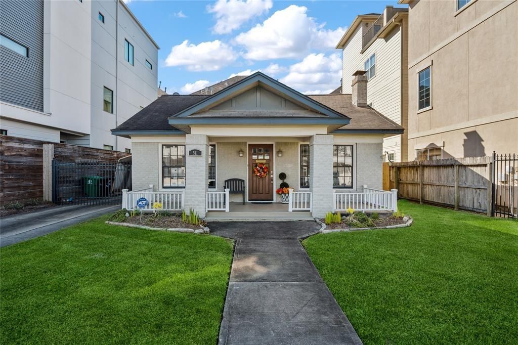 Photo of 511 Peden Street, Houston, TX 77006 (MLS # 12269655)