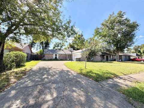 Photo of 10410 Sagetrail Drive, Houston, TX 77089 (MLS # 92786309) Photo of 10410 Sagetrail Drive, Houston, TX 77089 (MLS # 92786309)