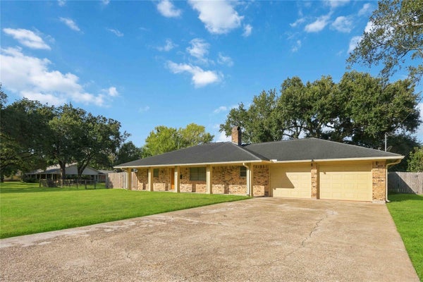 1218 S BOOTH LN, ALVIN, TX 77511 - Image 53dd88ec7ba449e93e9c09ffca4dd4c2/1087906227