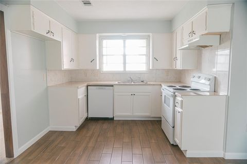 Photo of 9015 Vinearbor Street, Houston, TX 77033 (MLS # 81445057)