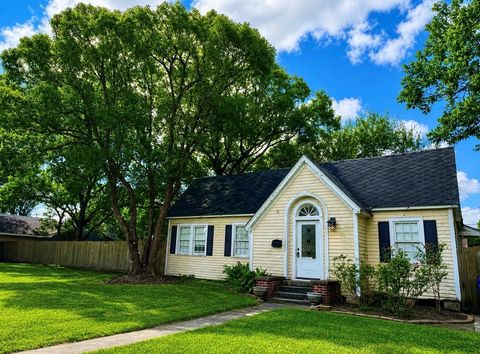 Photo of 217 13th Avenue N, Texas City, TX 77590 (MLS # 4923101)