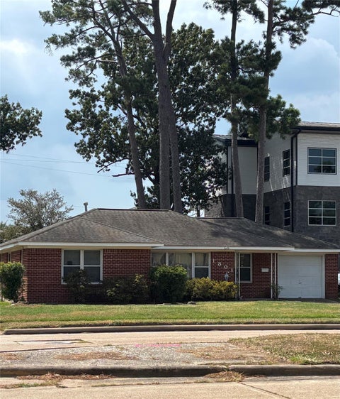 Photo of 1301 Antoine Drive, Houston, TX 77055 (MLS # 35284670)