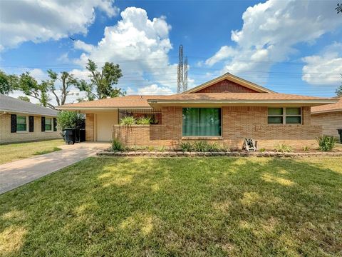 Photo of 2202 Stonecrest Drive, Houston, TX 77018 (MLS # 3854310)